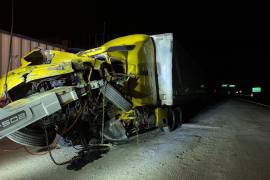 La cabina y caja del tráiler de la empresa Refrigeradores S.D.R quedaron severamente dañadas tras el impacto en el túnel de los Chorros.