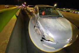 El Volkswagen Gol presentó daños en la parte frontal izquierda tras el impacto ocurrido sobre el distribuidor vial El Sarape.