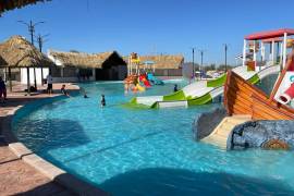 Vista panorámica de las instalaciones del parque acuático “AquaRamos”, que se ha convertido en un popular destino para las familias de la región en su primer día de funcionamiento.