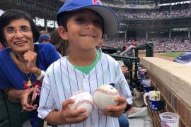 Le 'roban' a niño pelota de béisbol que atrapó en juego ¡y le regalan otra autografiada!