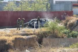 El siniestro no dejó personas lesionadas ni intoxicadas, y se evitó que el fuego alcanzara otra unidad cercana.