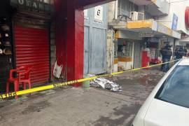 Elementos de la Cruz Roja acudieron a los sitios donde fueron localizados los dos veladores sin vida.