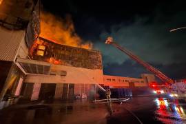 El incendio se registró durante la noche del miércoles en la empresa que se ubica en el municipio de Apodaca y hasta esta mañana se trabajaba en las labores de rescoldo