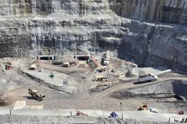 Hace dos años, al momento del accidente trabajan 15 mineros en la excavación. Diez no lograron salir y sus cuerpos permanecieron entre el lodo y el agua.