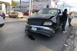 Provoca aparatoso accidente en Zona Centro de Saltillo y huye