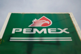 “Pemex seguirá siendo una carga para la posición fiscal del soberano, pero no esperamos ningún cambio en la voluntad del gobierno de apoyarla financieramente”, comentó el analista