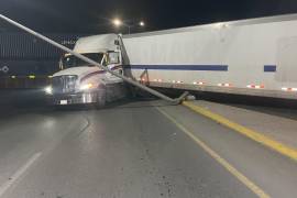 La cabina del tractocamión terminó sobre el camellón central, derribando una luminaria de alumbrado público.