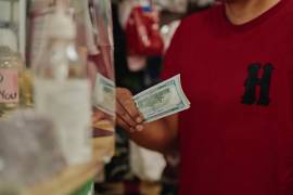 En los últimos meses, la cantidad de dinero enviada por migrantes como Fuentes a sus países de origen en Latinoamérica ha aumentado en miles de millones de dólares, según las instituciones financieras de la región.