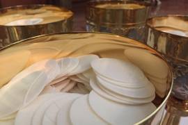 El robo o la manipulación indebida de hostias consagradas se considera uno de los delitos más graves en el derecho canónico y se castiga con la excomunión.