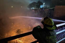 Elementos de Bomberos acudieron a sofocar dos incendios en un arroyo de Saltillo, los cuales habrían sido provocados intencionalmente.