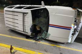 Durante la inspección de la unidad siniestrada, oficiales localizaron una considerable cantidad de bebidas alcohólicas en el interior del vehículo, lo que fortaleció la presunción de que el conductor manejaba bajo los efectos del alcohol.