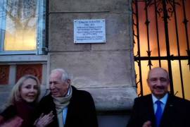 Revelan placa en honor a Carlos Fuentes en París