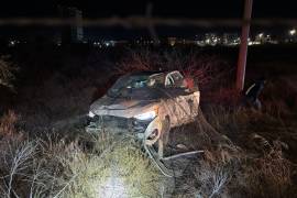 La Ford Edge quedó con daños totales tras volcar en un terreno baldío en Saltillo.