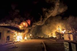 Un mercado local arde tras un ataque ruso en Mykolaiv, Ucrania.