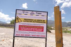 La Dirección de Desarrollo Urbano de Arteaga advirtió previamente que quienes sean sorprendidos retirando la señalética oficial podrían enfrentar sanciones económicas e incluso consecuencias penales.