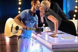Katy Perry besa a concursante de American Idol que confesó jamás haber besado a una chica