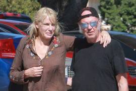 Neil Young y Daryl Hannah se casan en secreto en California