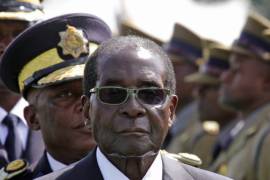 Mugabe cede a las presiones y dimite como presidente de Zimbabue