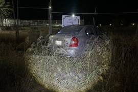 El vehículo terminó dentro de un terreno baldío tras cruzar el bulevar Antonio Cárdenas en Saltillo.