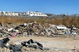 Vecinos denunciaron la acumulación constante de basura y escombro en terrenos ubicados entre las colonias El Paraíso y La Palma, a espaldas del fraccionamiento Cantabria.