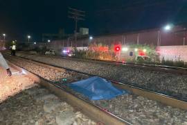 La víctima fue localizada sobre las vías férreas, a unos 300 metros del puente del periférico Luis Echeverría Álvarez.