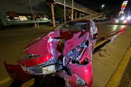 El vehículo terminó con severos daños tras impactarse contra un puente peatonal.