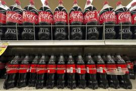 Durante décadas, Coca-Cola y los fabricantes de otras bebidas gaseosas han utilizado por lo general jarabe de maíz de alta fructosa o edulcorantes artificiales en sus productos fabricados en Estados Unidos.