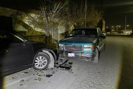 La camioneta GMC Sierra terminó con daños en la parte frontal tras el impacto en Virreyes Residencial.