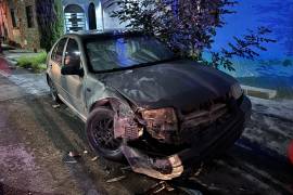 El automóvil Volkswagen resultó con severos daños tras el choque.