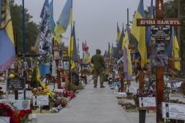 Un soldado camina por el cementerio de Lisove en Kiev, Ucrania, el 4 de diciembre de 2025. El plan estadounidense-europeo para proteger a Ucrania de futuros ataques rusos una vez finalizada la guerra actual exige un ejército ucraniano más robusto, el despliegue de fuerzas europeas en el país para disuadir otra invasión y un mayor uso de la inteligencia estadounidense, según funcionarios familiarizados con los borradores de dos documentos de seguridad que detallan la propuesta.