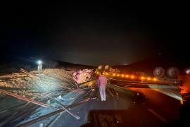 La volcaduura del tráiler, ocurrida anoche, mantiene afectada la circulación en la carretera Monterrey-Saltillo