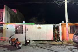 Bomberos realizaron maniobras de enfriamiento tras controlar el incendio en la calle Araucaria.