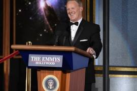 Ex portavoz de Donald Trump se parodia a sí mismo en los Emmy