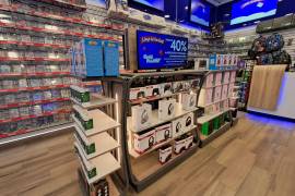Además de videojuegos y consolas, también venden periféricos.