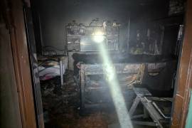 El incendio consumió por completo el sillón donde descansaba la víctima y provocó daños por calor, humo y hollín en el interior del domicilio ubicado en la colonia Borja.