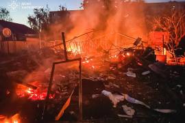 En esta fotografía facilitada por los Servicios de Emergencia de Ucrania el martes 9 de junio de 2026, se observa un edificio dañado en llamas tras un ataque ruso en Járkov, Ucrania.