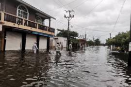 Protección Civil de Veracruz informó que más de 200 casas resultaron afectadas por las fuertes lluvias que inundaron varios municipios y hasta un Walmart