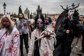 Zombies recorren Praga en homenaje a George A. Romero