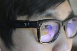El escritor de tecnología del New York Times Brian X. Chen usa las nuevas gafas Ray Ban de Meta con una cámara incorporada.