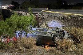 El vehículo terminó volcado dentro de un arroyo tras el impacto.