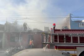 Bomberos controlaron un incendio en la azotea de un domicilio de la calle Aeropuerto de Mérida, en la colonia Isabel Amalia.