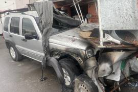 El puesto de barbacoa resultó afectado por el choque de la camioneta Jeep Liberty.