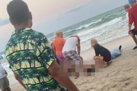 La familia llegó a la playa para disfrutar del día y una jovencita de 17 años con su hermanita de cinco se metieron a las aguas