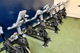 Especialistas destacan que el spinning ayuda a fortalecer el sistema cardiovascular y reducir factores de riesgo asociados con diversas enfermedades.