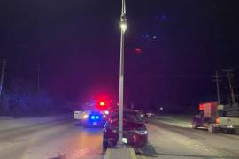 El Chevrolet Aveo terminó sobre el camellón central tras impactarse de frente contra una luminaria ubicada en Calzada Antonio Narro.