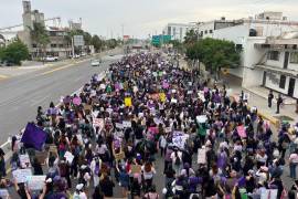 Durante el recorrido, manifestantes portaron pancartas y pañuelos morados y verdes para exigir justicia y el fin de la violencia de género.