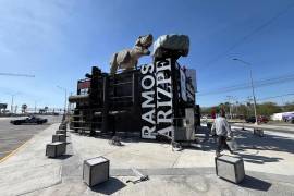 La réplica a escala real del Tiranosaurio Rex, de 26 metros de largo y 16 de alto, se erige como el principal símbolo de la entrada monumental de Ramos Arizpe, destacando su historia natural.