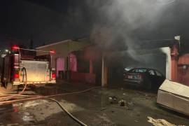 Emergencia. Bomberos derribaron el portón de la vivienda para rescatar a la pareja atrapada tras la explosión.