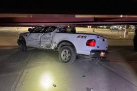 La camioneta Ford terminó debajo de un puente vehicular tras impactar el vehículo todo terreno.