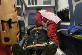 Los paramédicos de la Cruz Roja trasladaron a la mujer lesionada a la Clínica 2 del IMSS.